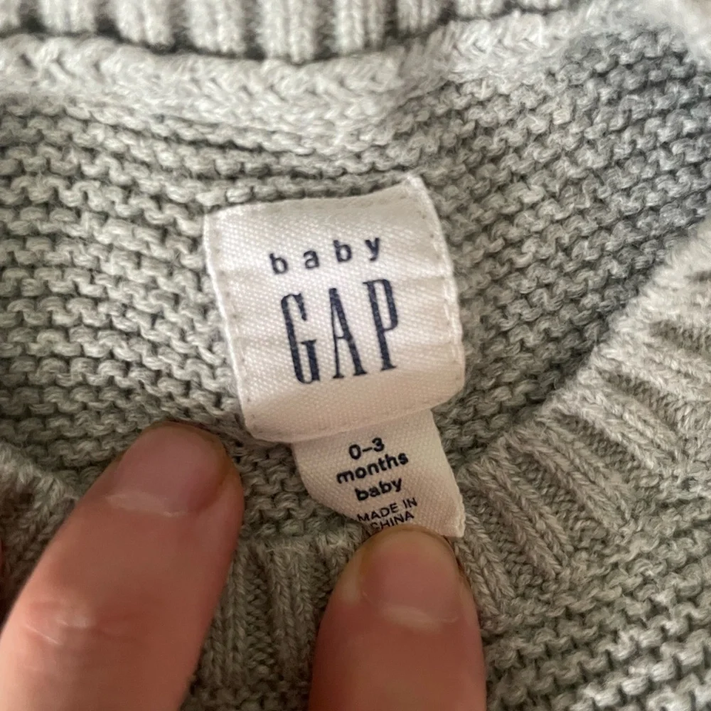 Baby gap bundle 0-3 month, 2 sweater outfits. EUC, so soft and warm.
